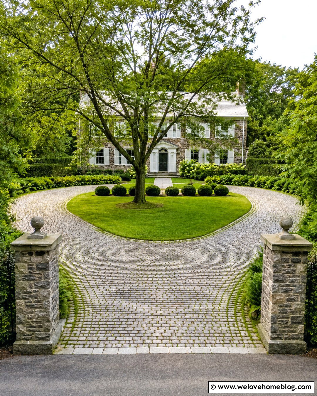 Moss Horseshoe Driveway - 20 moss driveway ideas