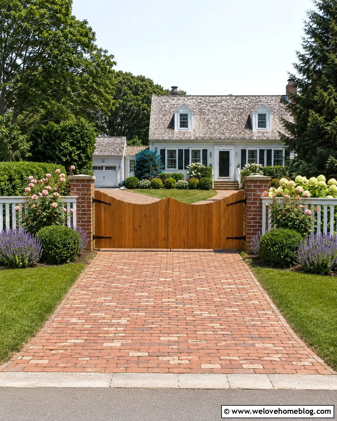 Scalloped Wooden Driveway Gate - 20 Decorative Wooden Driveway Gate Ideas