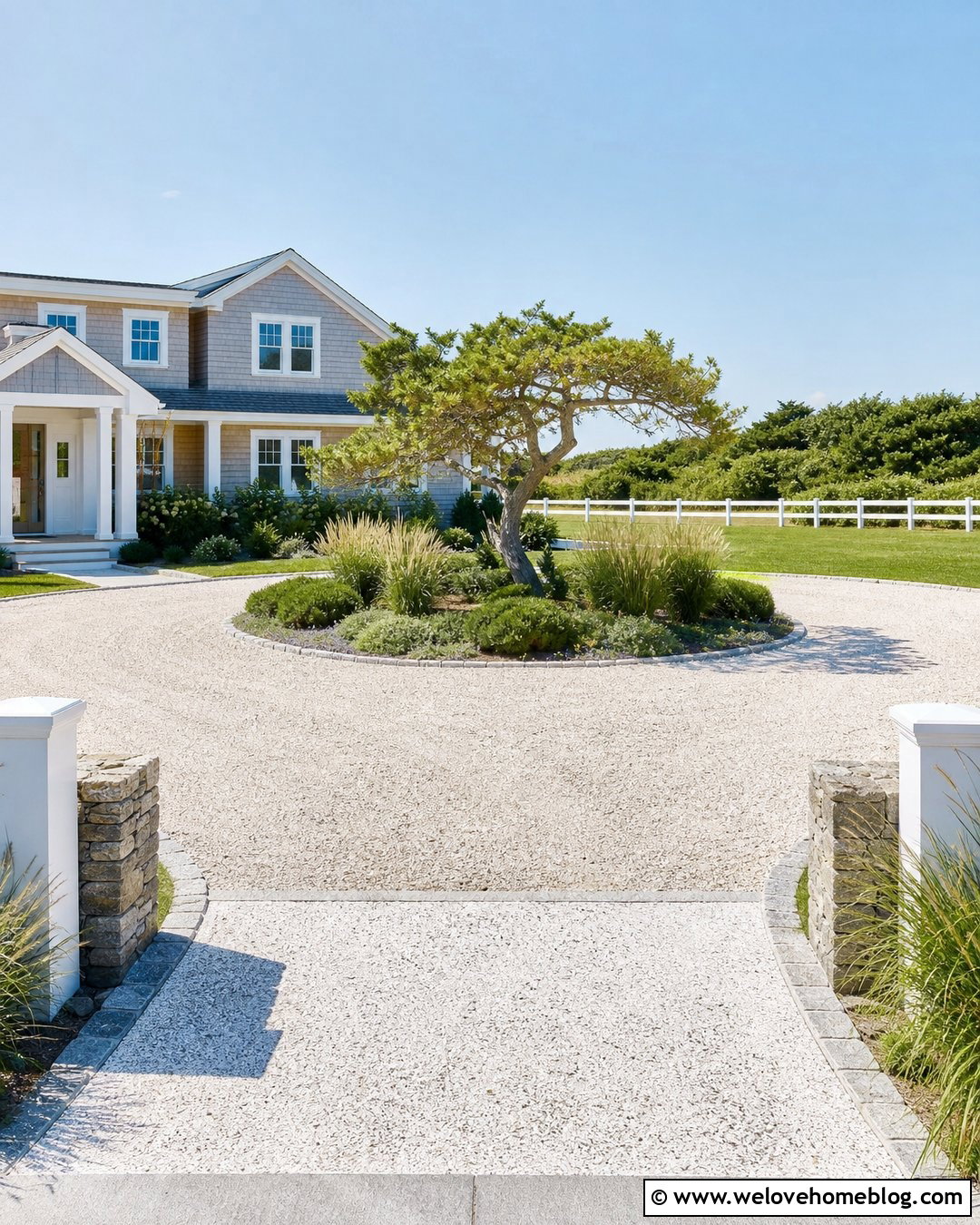 Shell Circular Driveway For A Coastal House - 45 Circular Driveway Ideas