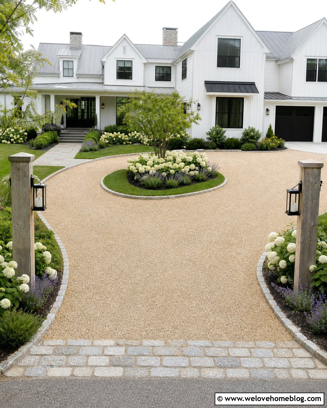 Small Farmhouse Circle Driveway - 25 Small Circle Driveway Ideas