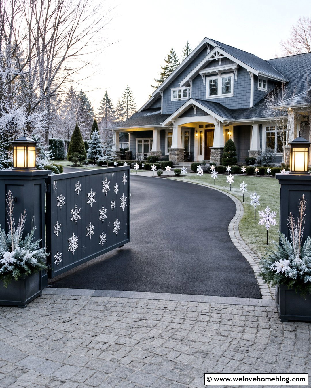 20 Driveway Gate Christmas Decorations Ideas for Festive Appeal