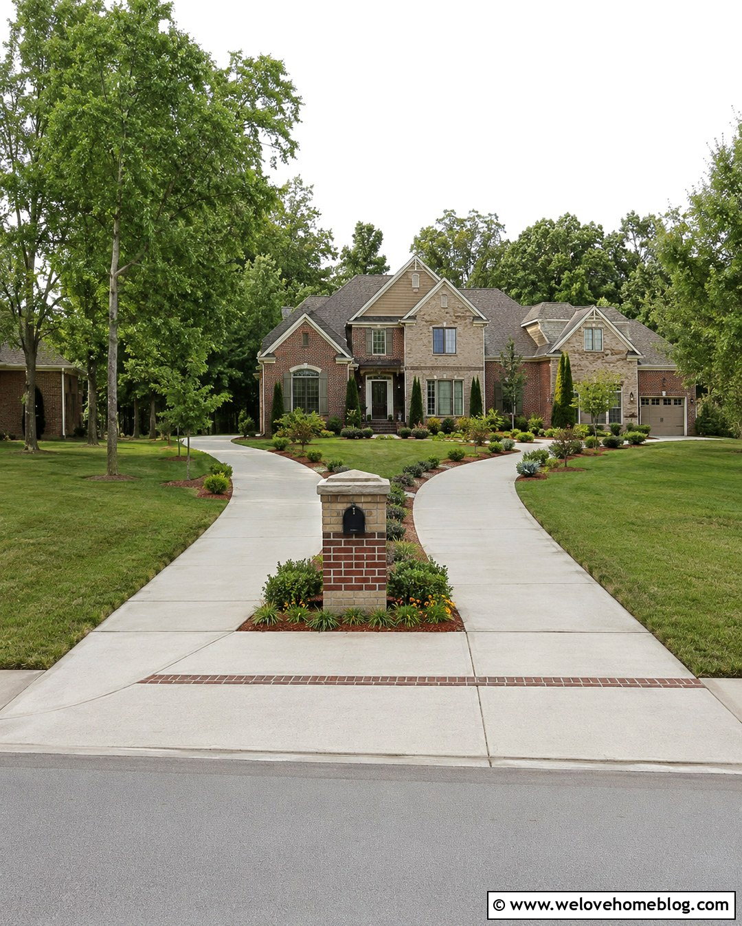 Two Tone Brick Mailbox With Split Driveway Entrance - 20 Brick Mailbox Designs Driveway Entrance Ideas