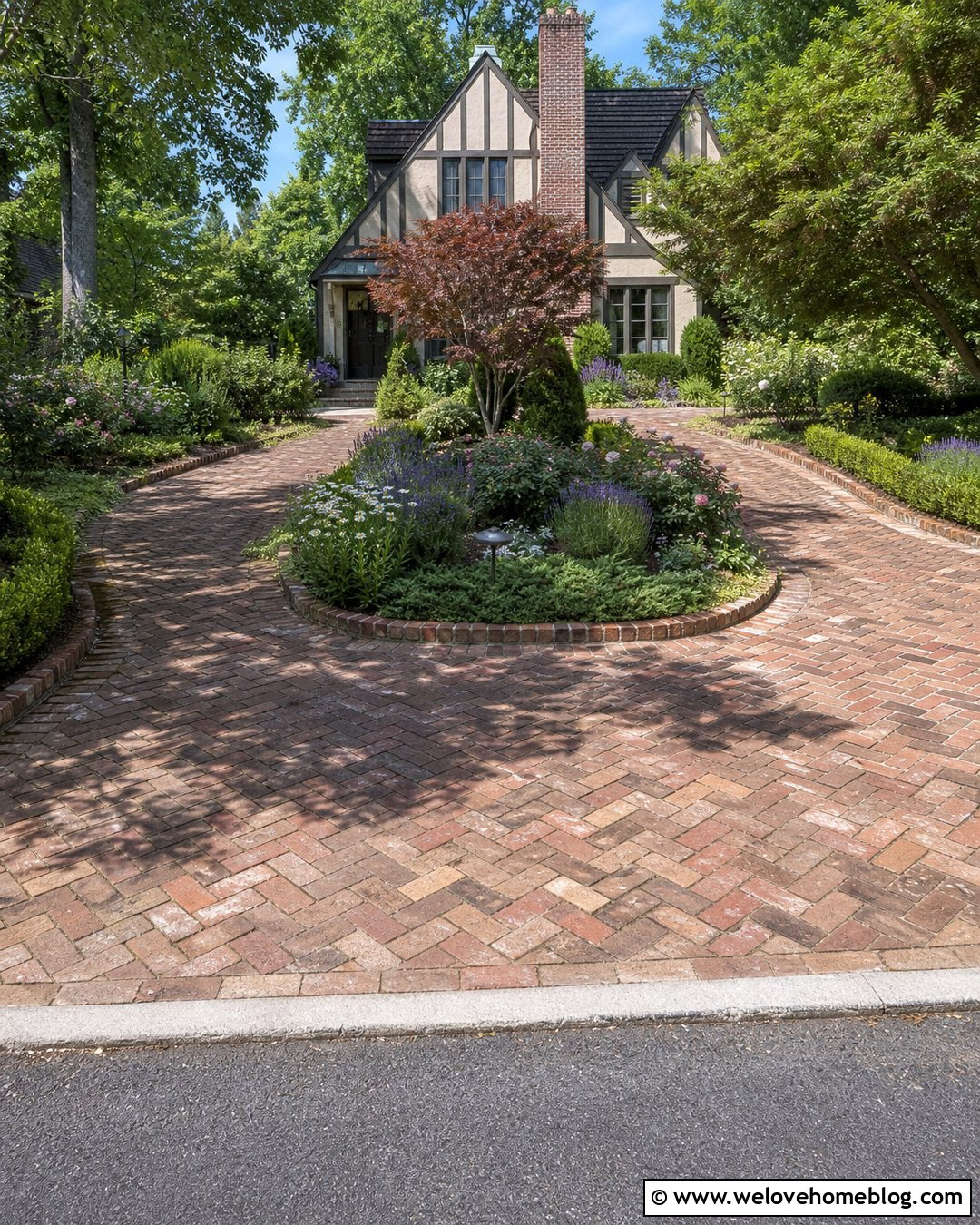 U Shaped Driveway With Cottage Garden Landscaping - 20 u driveway landscaping ideas
